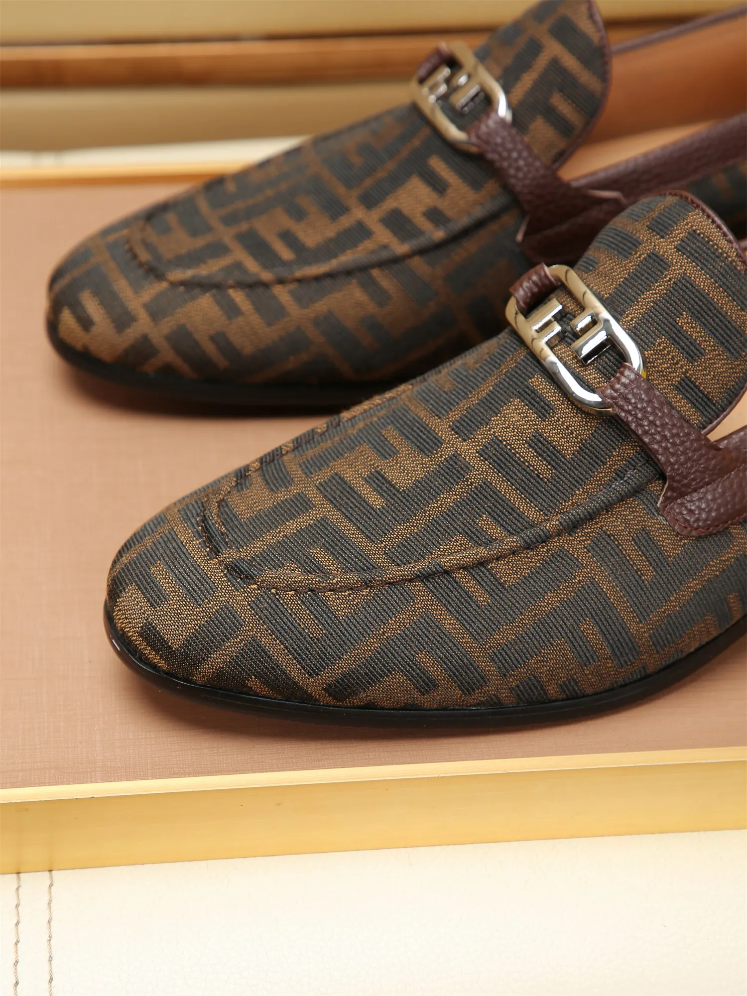 Men's shoes💰460 🕷🕷【FENDI】The latest men's formal leather shoes🇨🇳Classic series not to be missed💯The first layer is made of imported first-layer cowhide☘Original quality, the leather is smooth and delicate🎋Awesome version, perfect streamlined outline🍇Cowhide lining, size 38-44 (customized at 45.46)...